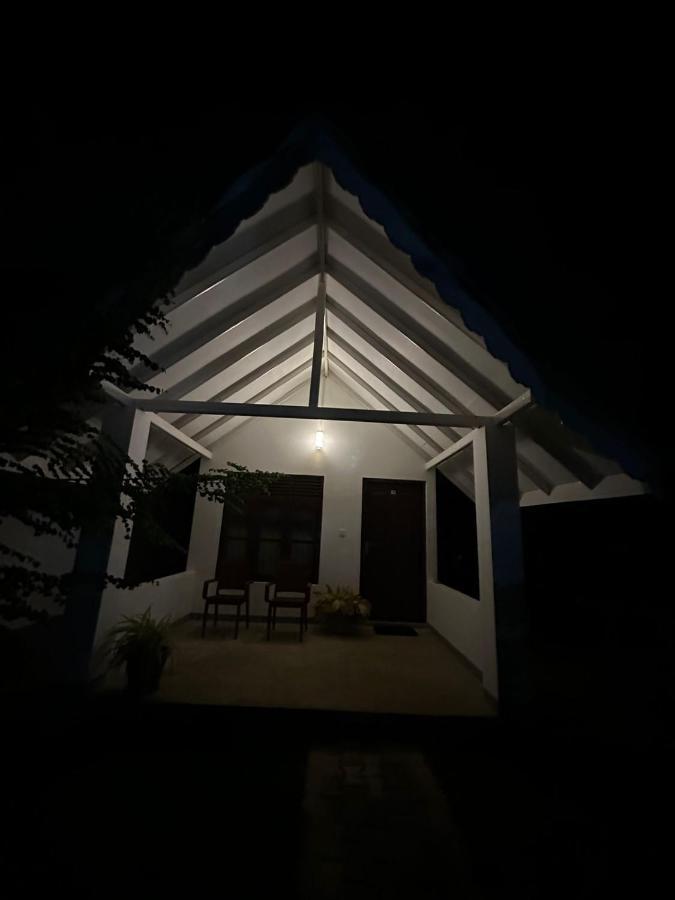 Surfing Beach Nilaveli Trincomalee Buitenkant foto