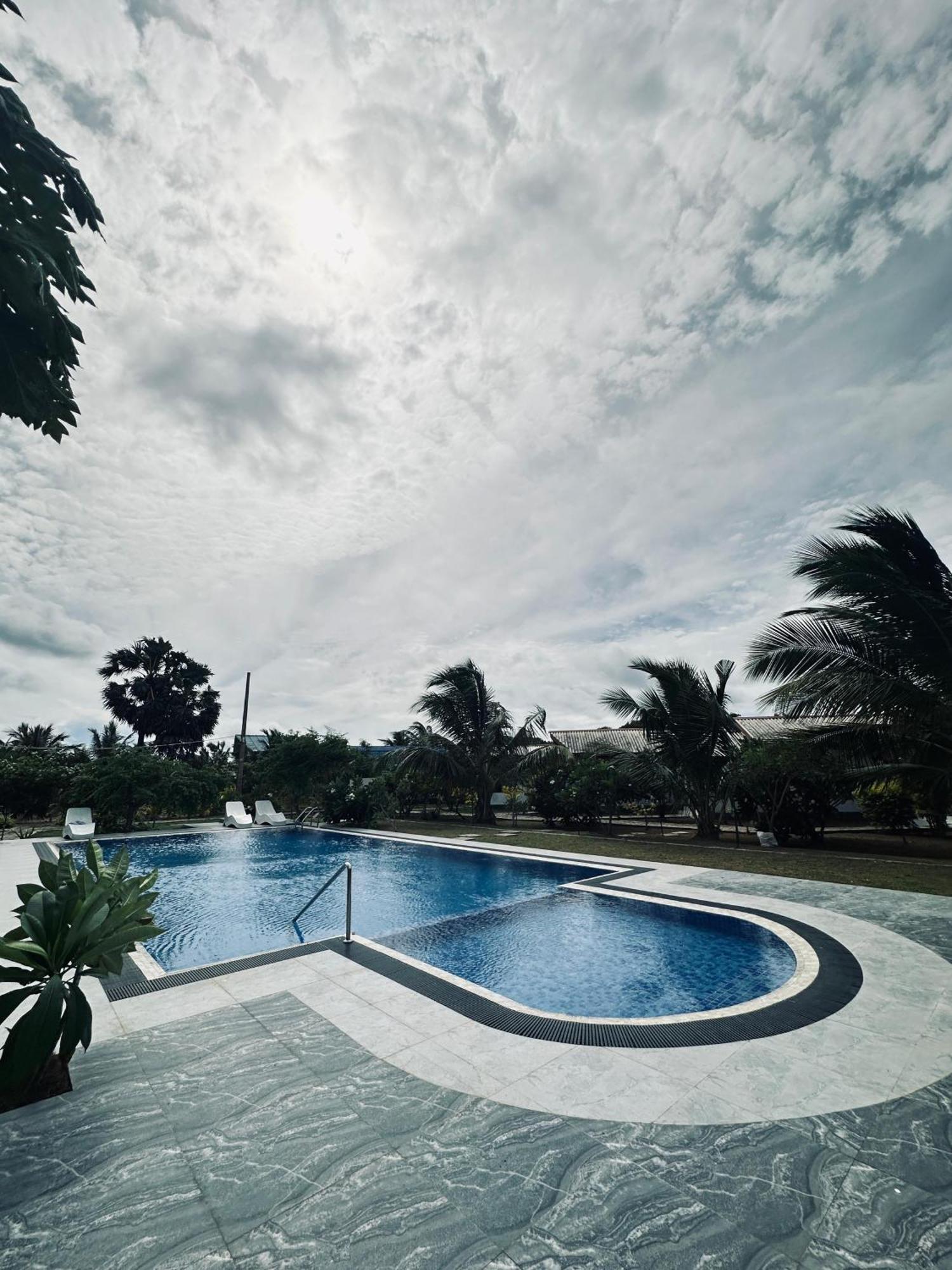 Surfing Beach Nilaveli Hotel Trincomalee Buitenkant foto